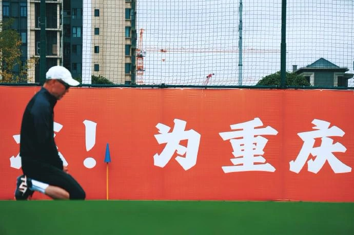 足球报：张外龙和铜梁龙签的短约；邱卫国回归，另有助教到队