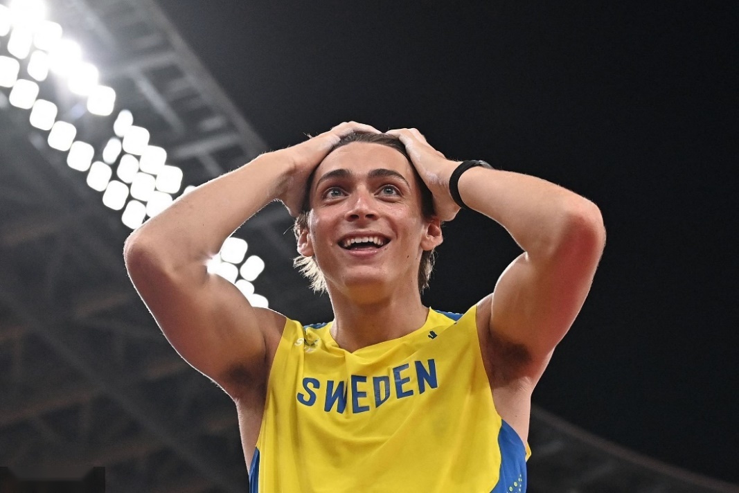 （图为杜普兰蒂斯在2020东京奥运会田径男子撑杆跳决赛夺冠）