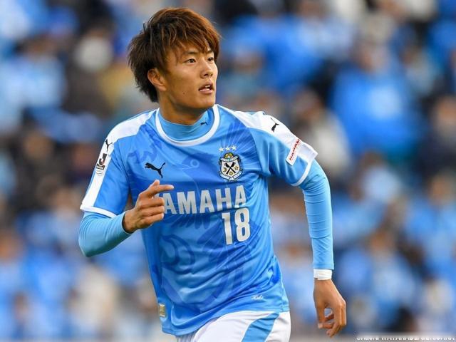 小川航基9场8球领跑J2射手榜,曾经的日本国青王牌在横滨迎来重生