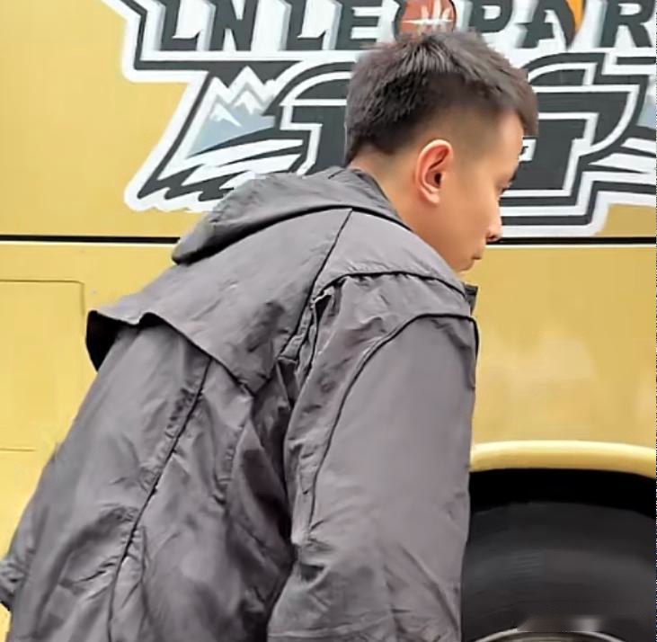 辽宁启程鞍山热身赛！杨鸣狂送签名，李晓旭赵继伟都在，将打3场 (http://www.armanice.com/) 体育 第2张