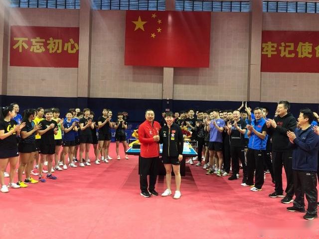 刘国梁握手朱雨玲过生日，马龙献花李隼送花，国乒+外协会送祝福
