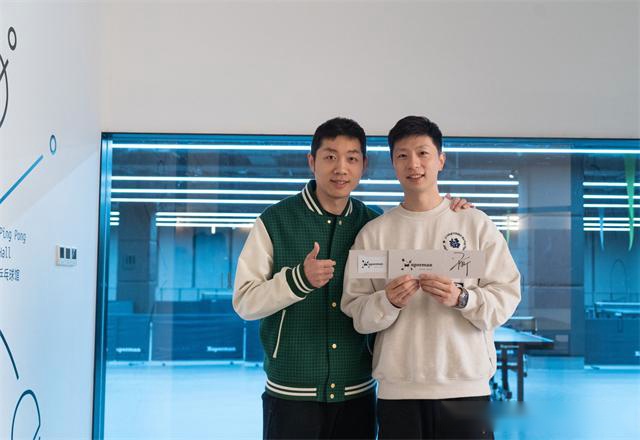 马龙许昕握手太催泪！再次上演直横对决，许昕开球馆送他终身VIP