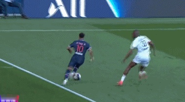 输急眼了?内马尔染红 跟对手生扛不过后一掌撂倒