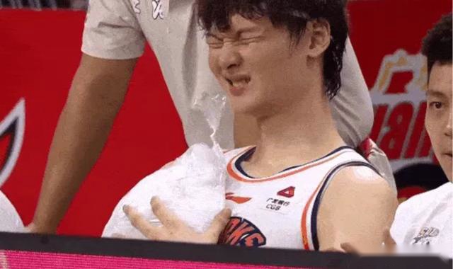 王哲林是真拼啊！胸部受伤后赛后紧急赶赴医院治疗，希望无碍吧！ (http://www.cylawfirm.cn/) cay 第1张
