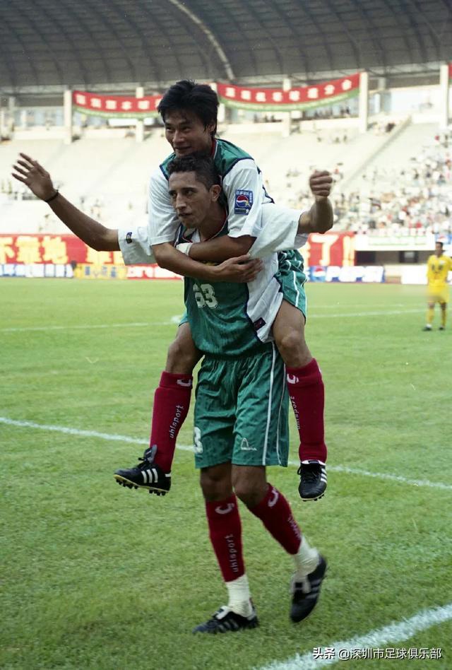 衣往情深①：新生深足的烈火红心，从那件拉风的进口球衣说起