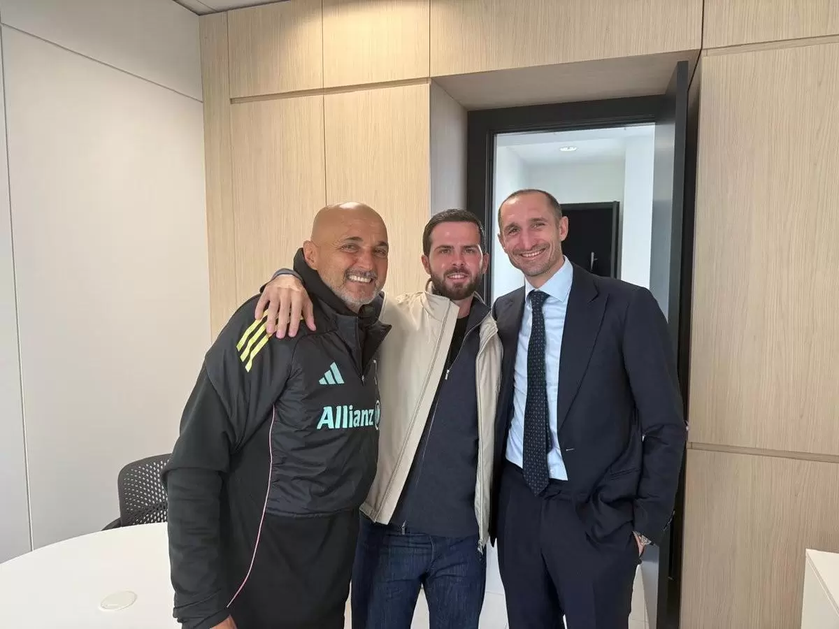 皮亚尼奇重返尤文训练基地，与斯帕莱蒂、基耶利尼合影