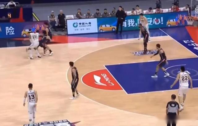 重罚苏伟！伸黑脚使坏赵继伟，与杨鸣激烈对骂，杜锋赛后只字不提