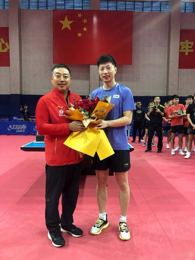 刘国梁握手朱雨玲过生日，马龙献花李隼送花，国乒+外协会送祝福