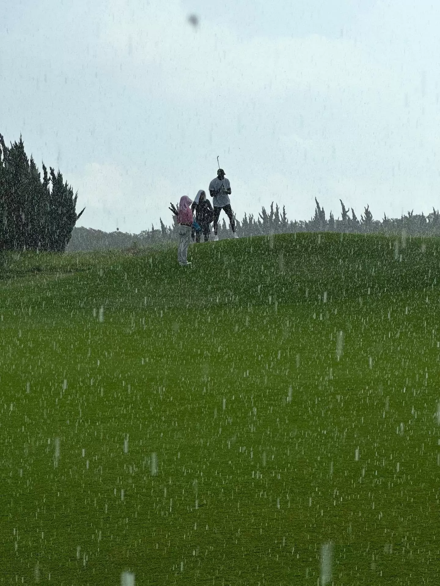 主业改了？詹姆斯晒在成都冒雨打高尔夫视频：你能忍受下雨吗