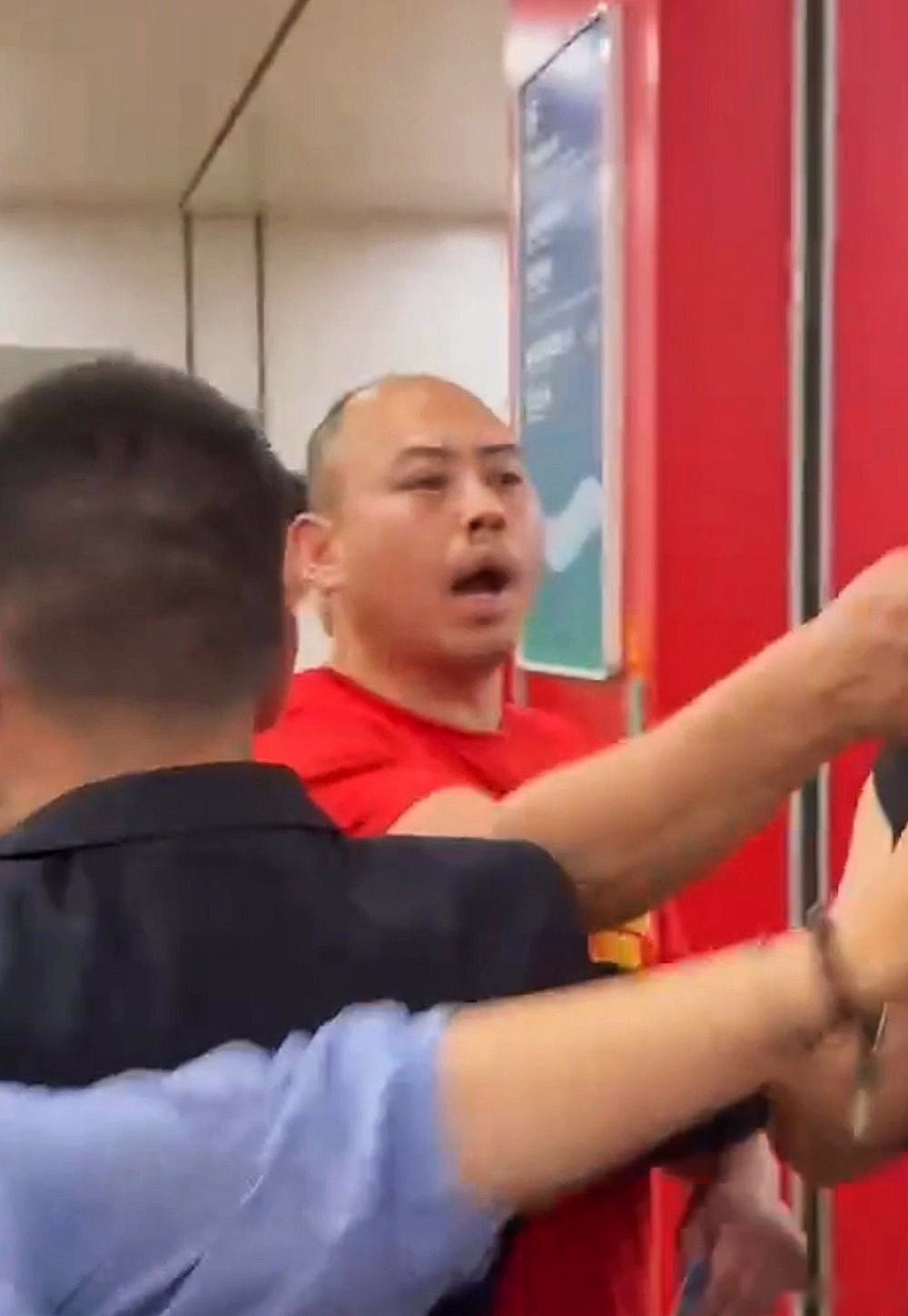 媒体人：CBA总决赛G5赛后掌掴北京队工作人员的男子被拘留8天 (http://www.hoobei.cn/) ast 第1张