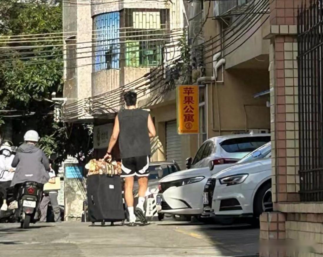 焦泊乔推着行李箱正式抵达东莞，已进行体检，也该买电瓶车了！ (http://www.armanice.com/) 体育 第1张