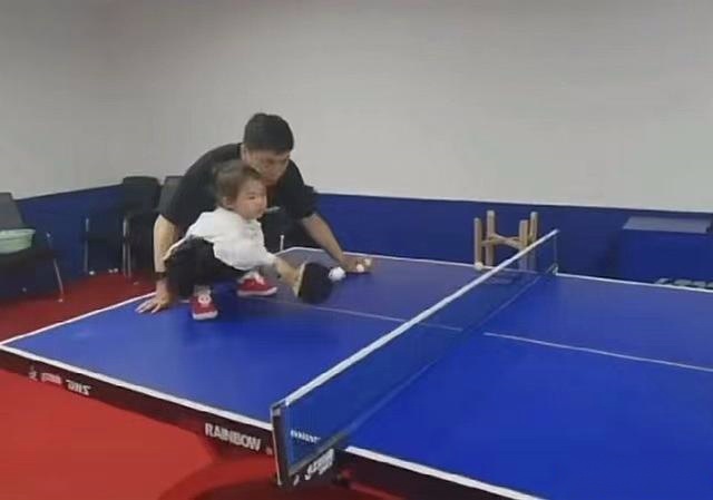 陈玘手把手教女儿打乒乓球，见闺女站球台上捣乱，拿球砸娃笑开花