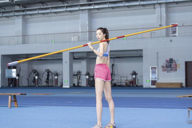 人气不输张国伟！25岁跳高女冠军参加走秀，举手投足堪比明星