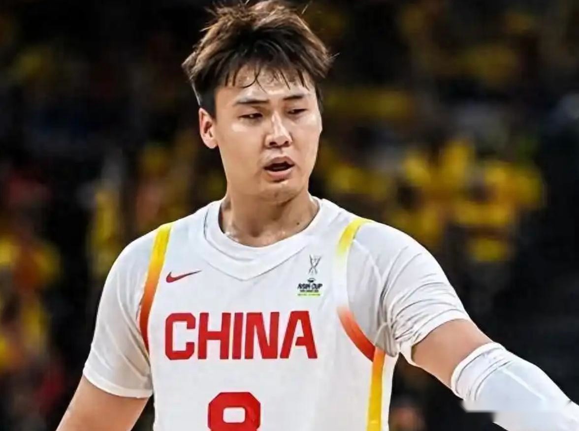 广东赛前热身，球迷坐轮换远处拍照，赵睿却贴近合影，太圈粉了！ (http://www.busunion.cn/) xiami 第4张