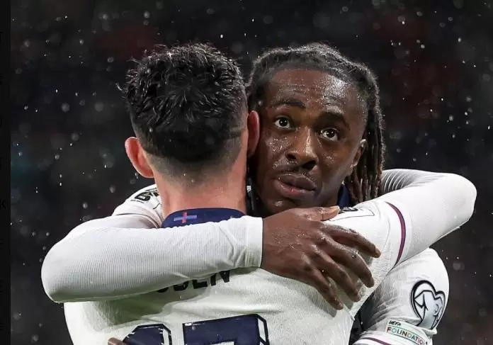 埃泽英格兰队生涯前3进球均为替补打进，为凯恩后第二人