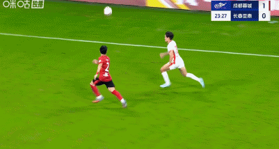 成都1-0亚泰继续领跑，韦世豪任意球制胜+伤退，王东升染红 (http://www.armanice.com/) 体育 第8张