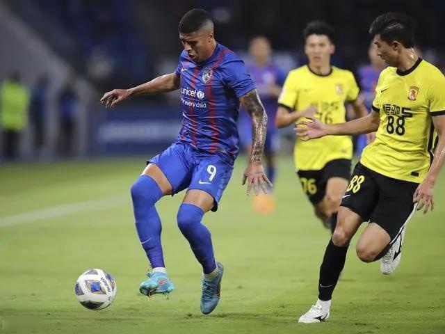 广州队一举动让人寒心，外界纷纷指责，球迷：恒大侮辱了中国足球