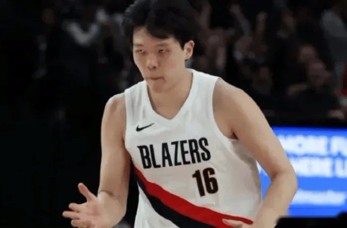 杨瀚森真想进步！暂停就与比卢普斯沟通，已无需翻译，但隐患仍多 (http://www.tiidu.cn/) 娱乐 第2张