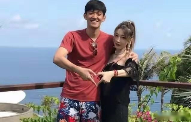 8场丢16球却力压王大雷首发，14年生涯，颜骏凌赚到多少薪水？