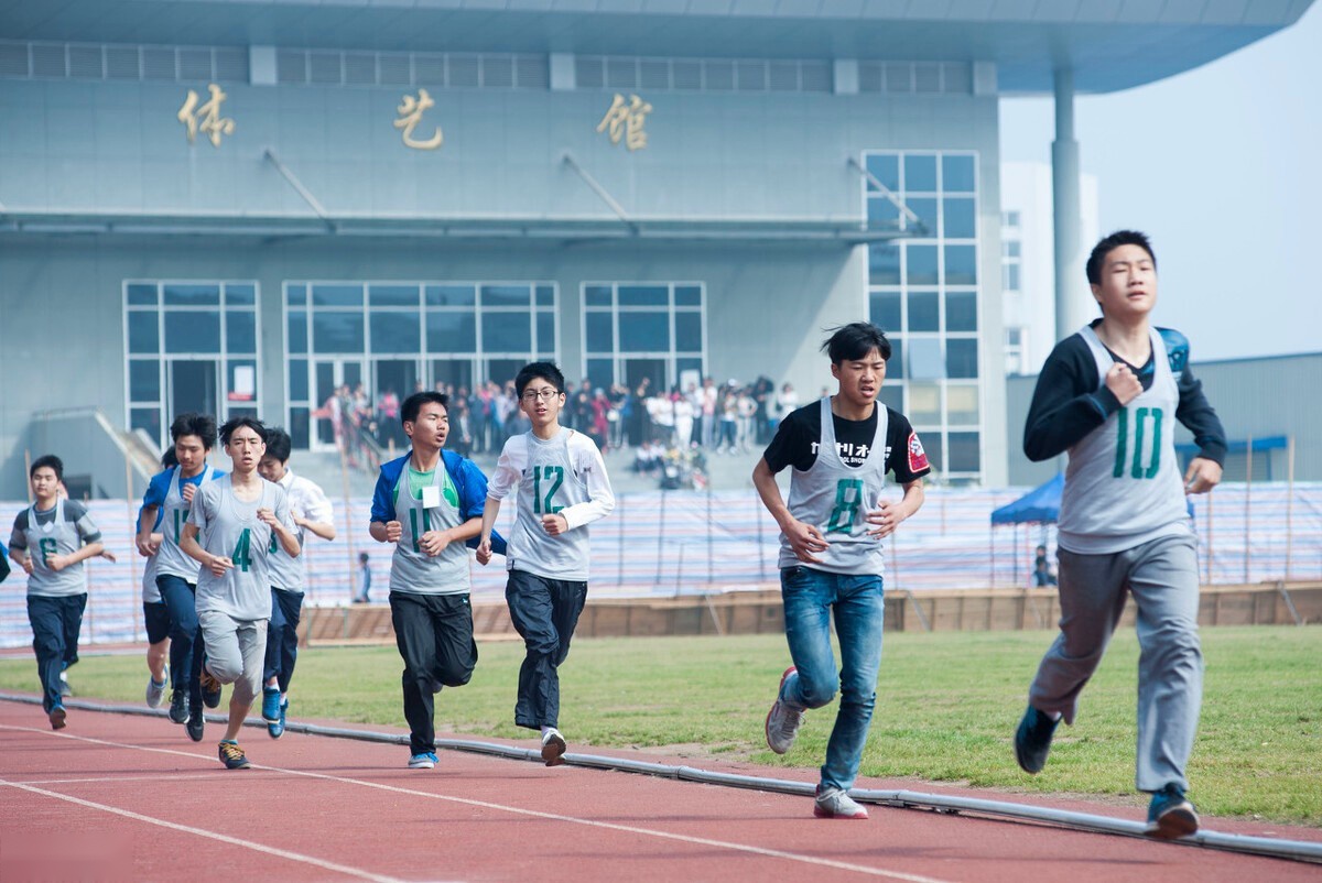 海南将游泳及三大球纳入中考