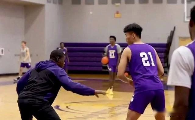 18岁男篮天才面临选择！被杜锋改造后重回正轨，被期待进NBA