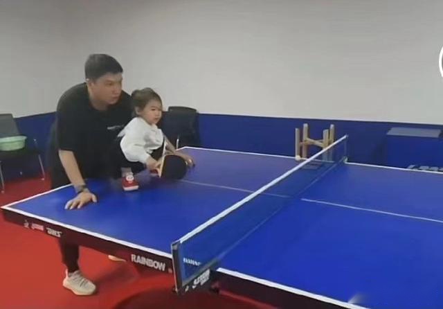 陈玘手把手教女儿打乒乓球，见闺女站球台上捣乱，拿球砸娃笑开花