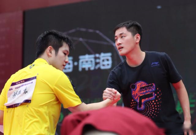 樊振东夺冠谢功臣，2大新锐教练戴金牌捧杯 国乒名将光膀子聚餐