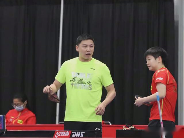 陈玘手把手教女儿打乒乓球，见闺女站球台上捣乱，拿球砸娃笑开花