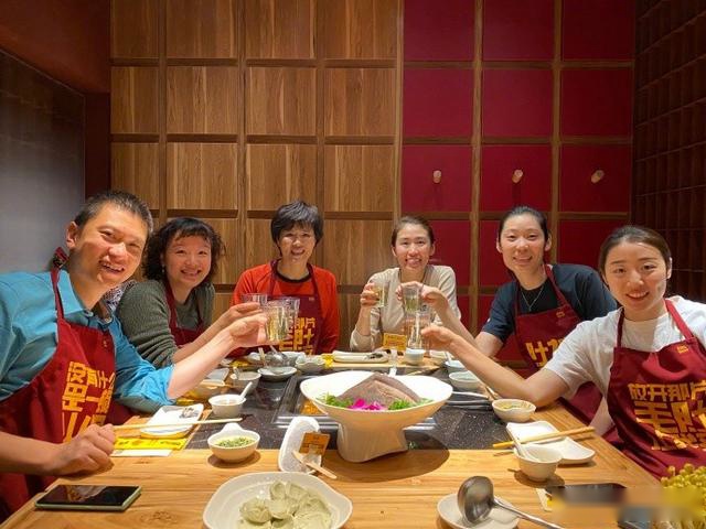 郎平女儿搂抱女排2名将,赞朱婷心爱 小朋友坐惠若琪长腿玩滑梯
