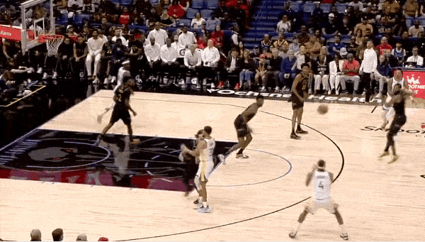 摩西摩西?穆迪首节三分8中7独揽21分,打破生涯纪录 摩西摩西?穆迪首节三分8中7独揽21分,打破生涯纪录