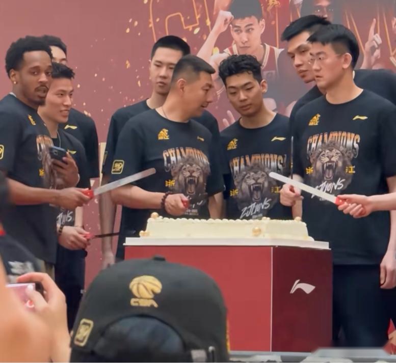 广厦夺冠见面会！胡金秋孙铭徽缺席，多人讲话，王博布朗切蛋糕！ (http://www.cylawfirm.cn/) 体育 第3张
