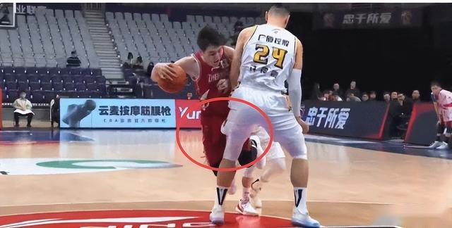 肘击、砸伤对手，辽篮冲冠需提防许钟豪，马健：太脏，早该被掏裆