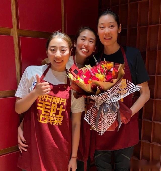 郎平女儿搂抱女排2名将,赞朱婷心爱 小朋友坐惠若琪长腿玩滑梯