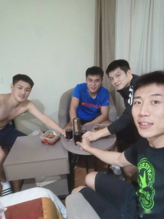 樊振东夺冠谢功臣，2大新锐教练戴金牌捧杯 国乒名将光膀子聚餐