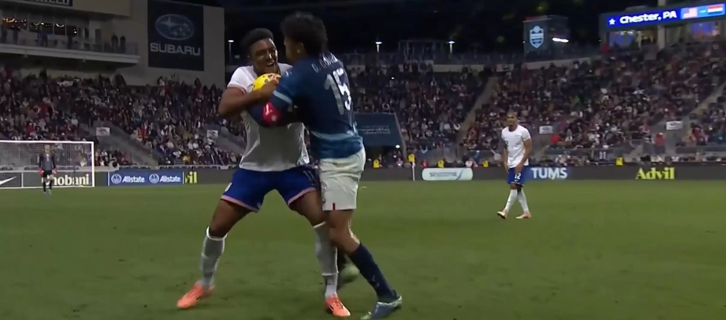 球场角力,美国和巴拉圭热身赛补时阶段发生大规模冲突 球场角力,美国和巴拉圭热身赛补时阶段发生大规模冲突