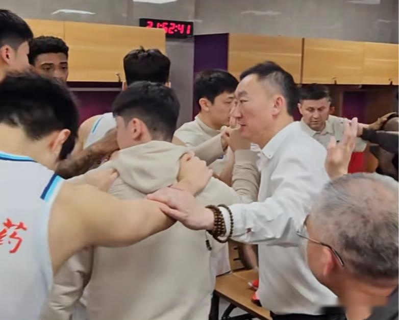 青岛淘汰更衣室！刘维伟安抚嘉义，杨瀚森累坏，韦瑟斯庞无法起身 (http://www.xuexiaoyu.cn/) abs 第2张