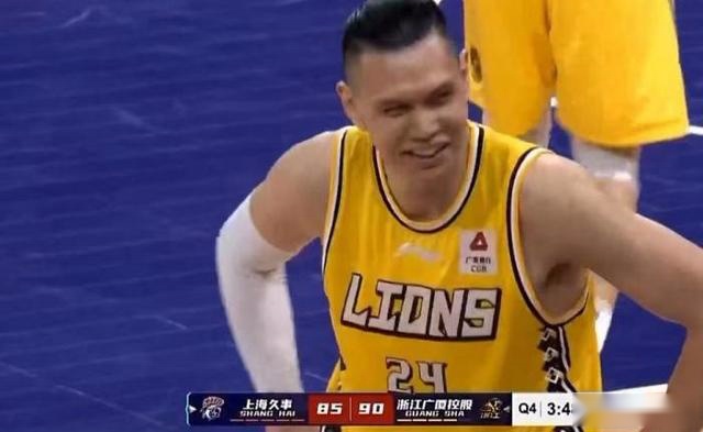 肘击、砸伤对手，辽篮冲冠需提防许钟豪，马健：太脏，早该被掏裆