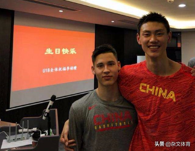 混血球员进CBA一队！在U19男篮展露天赋，继承父母颜值