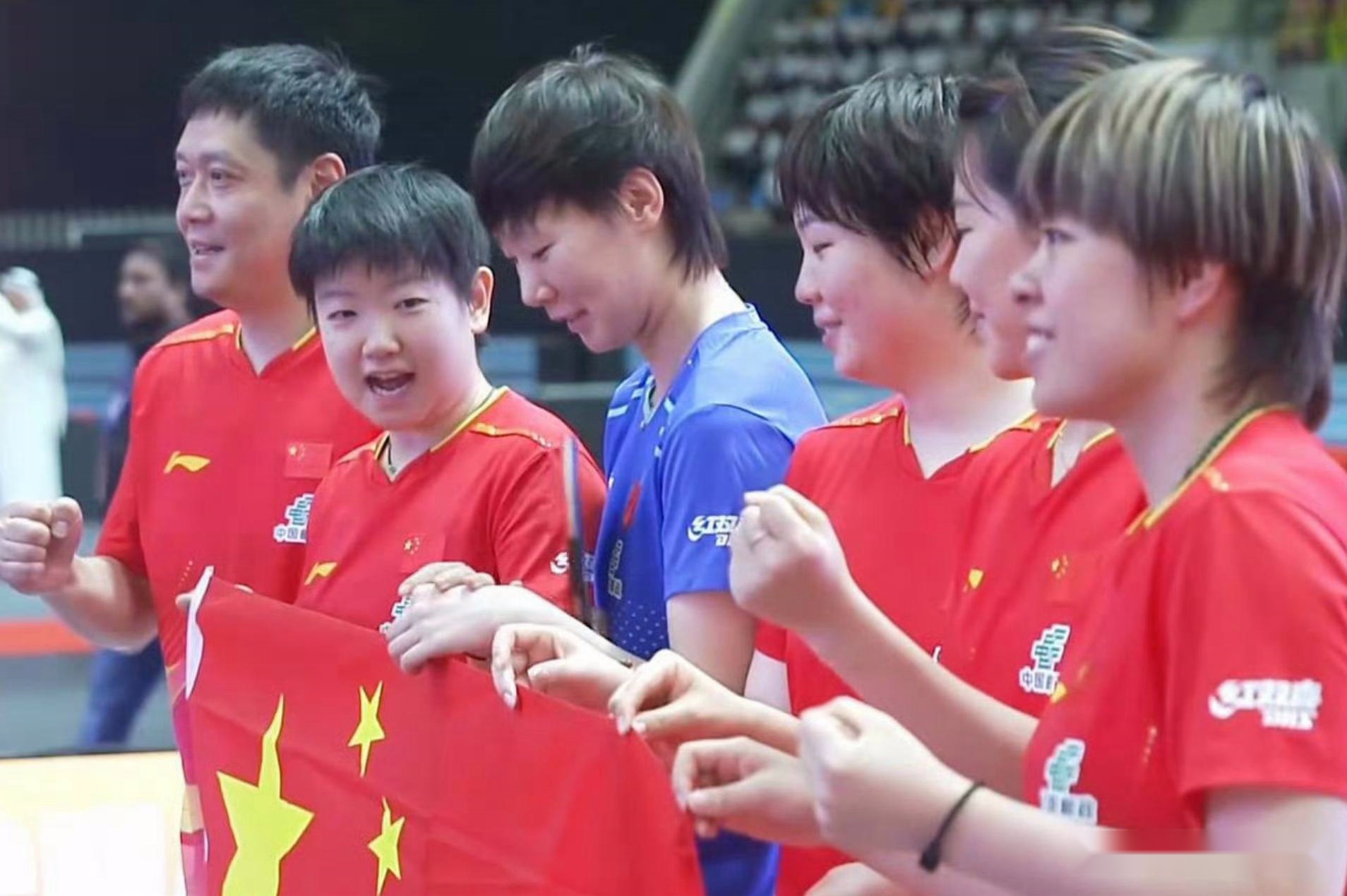 女团3-0日本！孙颖莎展可爱，王曼昱分享喜悦，全员举国旗庆祝！ (http://www.armanice.com/) 体育 第3张