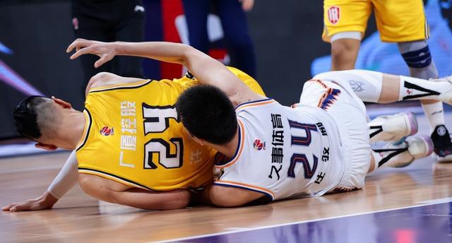 肘击、砸伤对手，辽篮冲冠需提防许钟豪，马健：太脏，早该被掏裆