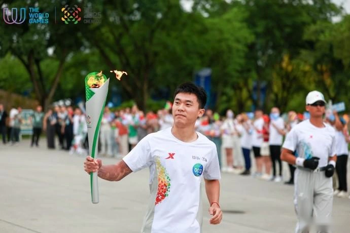 胡荷韬：非常自豪成为火炬手，希望自己早些恢复回到球场