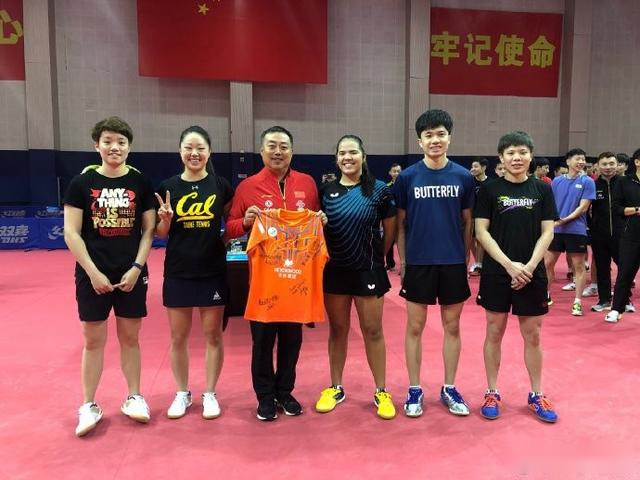 刘国梁握手朱雨玲过生日，马龙献花李隼送花，国乒+外协会送祝福