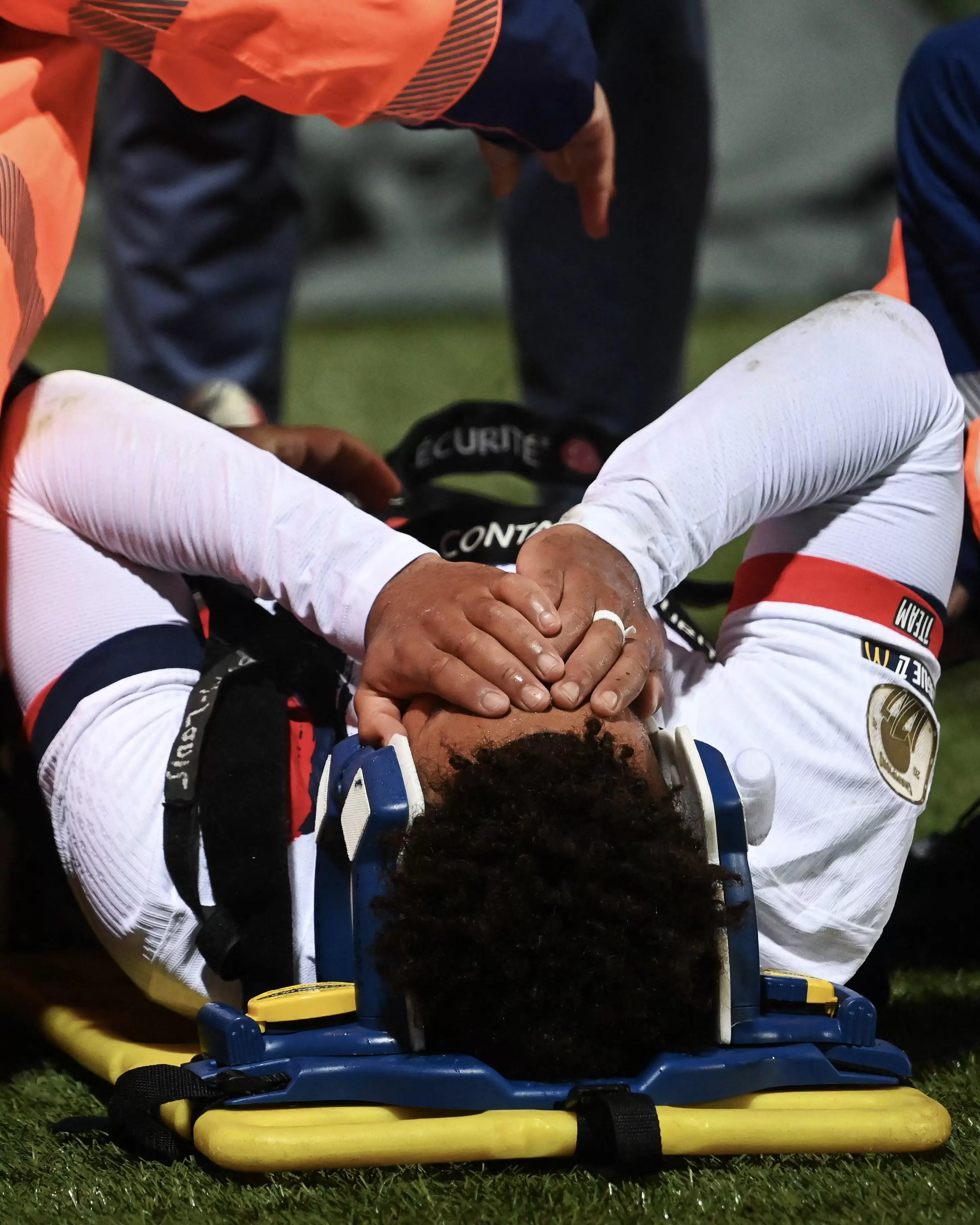 巴黎人报:受伤后杜埃在更衣室十分沮丧,预计他将缺席数周 巴黎人报:受伤后杜埃在更衣室十分沮丧,预计他将缺席数周