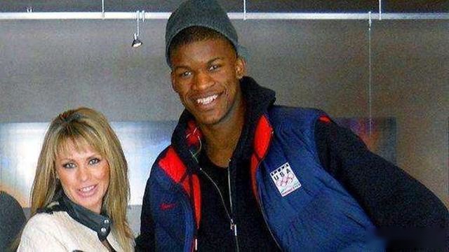 被妈妈抛弃后被同学家收养，成名后的巴特勒如何回报莱斯利一家？