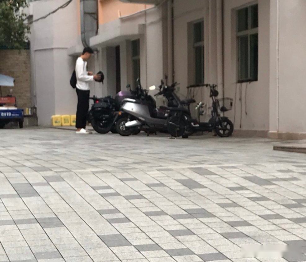 融入真快！崔永熙已买电瓶车，成广东首位主动戴头盔的球员！ (http://www.busunion.cn/) xiami 第2张