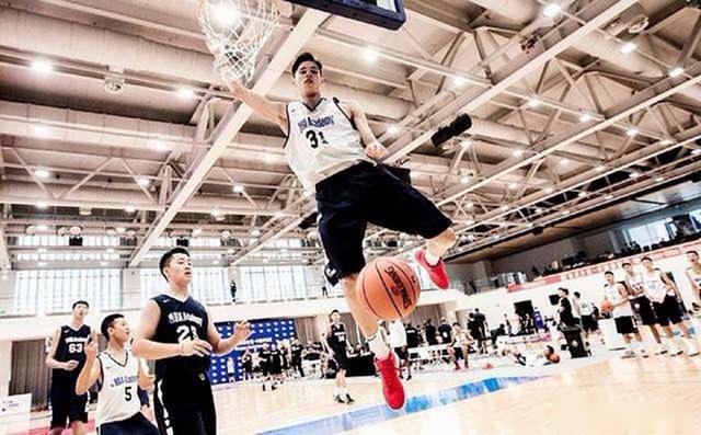 混血球员进CBA一队！在U19男篮展露天赋，继承父母颜值