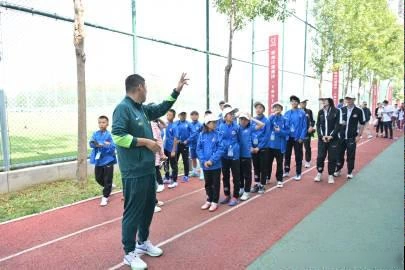 新疆小球员走进国安训练基地，感受职业足球文化