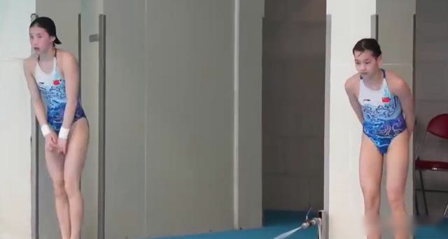 师徒首秀！陈若琳指导全红婵达标，全妹比剪刀手，周继红露出笑容