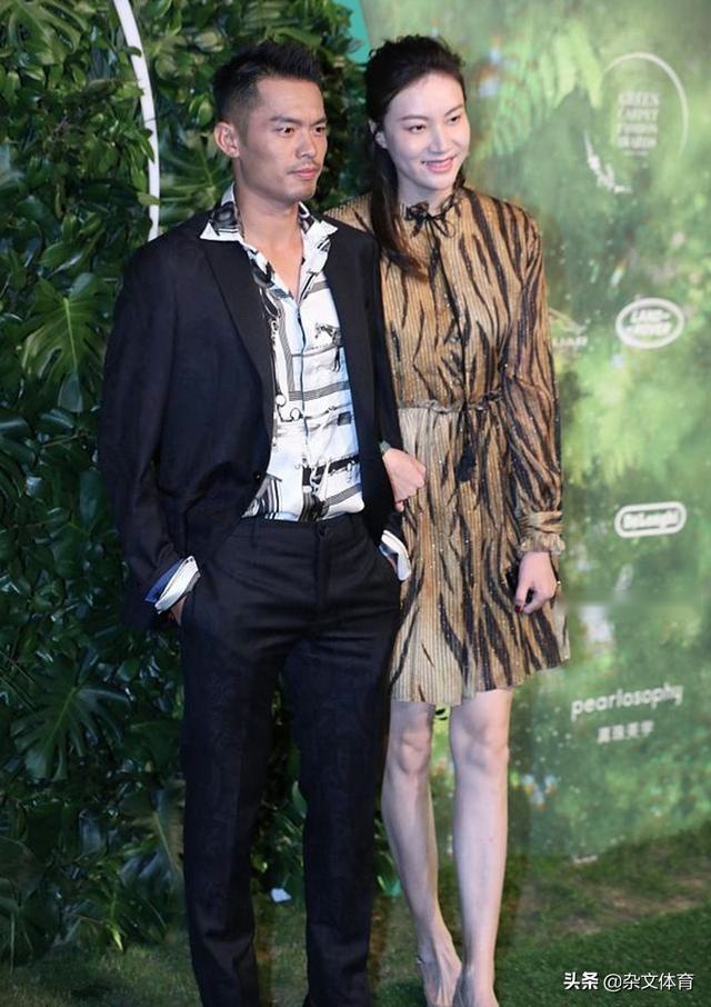 林丹有福气！和妻子手挽手出席活动，39岁谢杏芳魅力十足