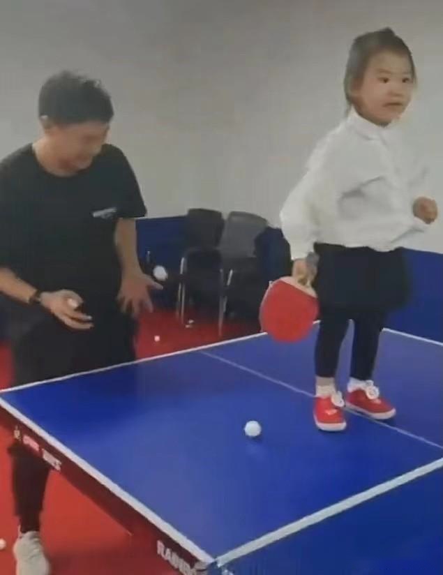 陈玘手把手教女儿打乒乓球，见闺女站球台上捣乱，拿球砸娃笑开花